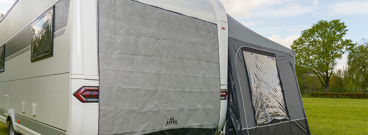 accessoires aan caravanrail bevestigen