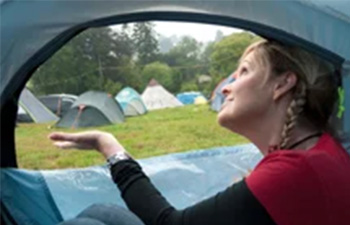 Regen op festivalcamping